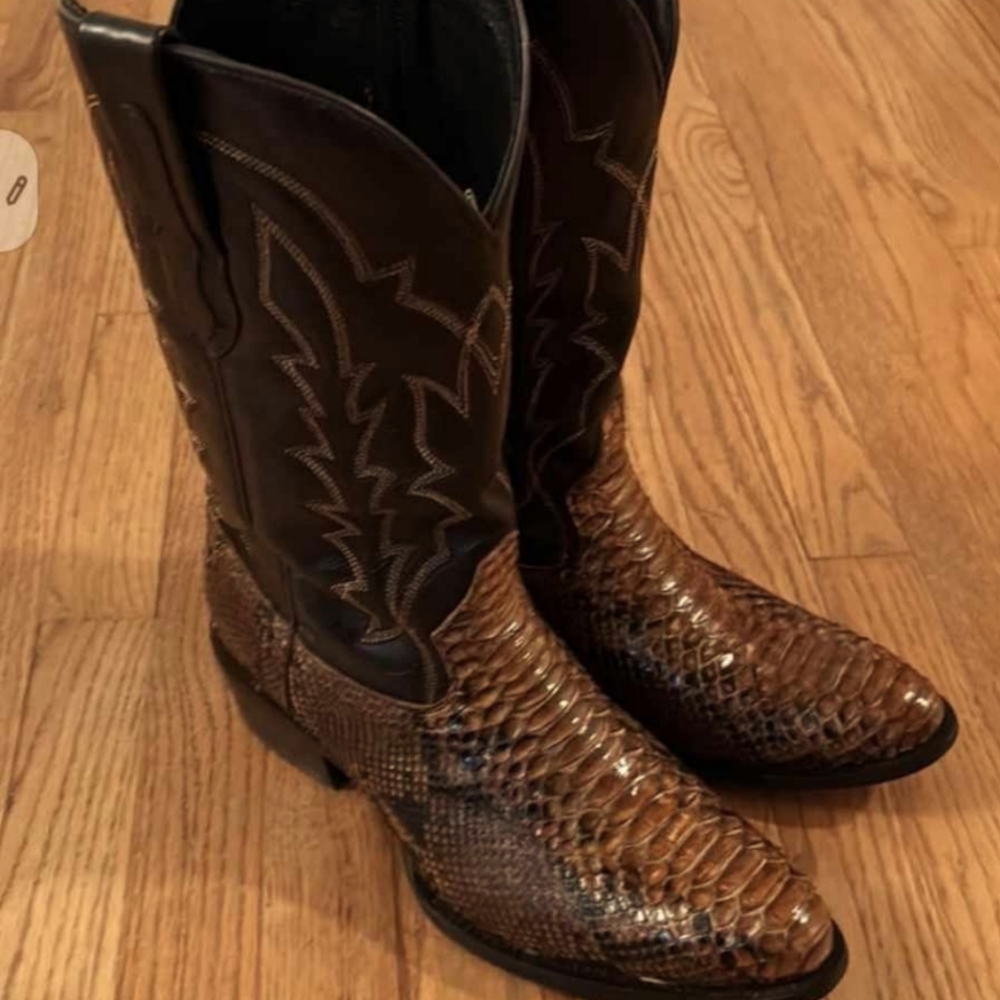 These here are some immaculate JB Dillon size 12 amazingly kept up boots